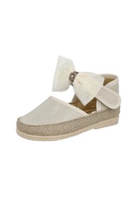 Zapato espadrille de lona beige con suela de yute, que presenta un gran lazo crema con un centro brillante y una correa de Velcro para un ajuste seguro.