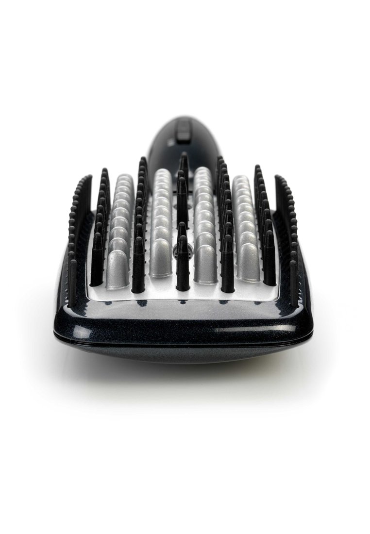 Elektrische schwarze und silberne Haarbürste mit Reihen von schwarzen und silbernen Borsten, von vorne auf einem weißen Hintergrund betrachtet.