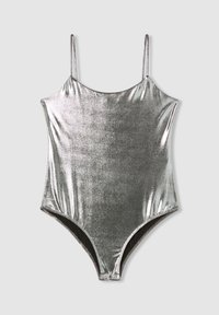 Metaliczny srebrny jednoczęściowy strój kąpielowy z cienkimi ramiączkami, gładką fakturą, wysokim krojem nóg i okrągłym dekoltem.