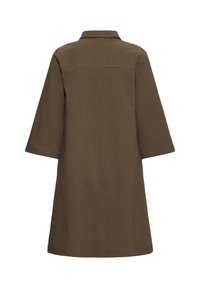Robe marron à manches longues en tissu côtelé, coupe droite et petit col, vue de dos.