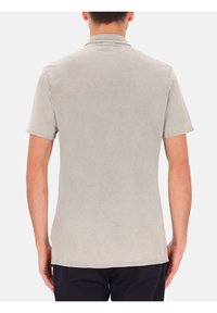 Kortom mouw, grijze polo shirt gemaakt van zachte stof. Heeft een eenvoudige kraag en een gladde textuur, met subtiele stikdetails op de achterkant.