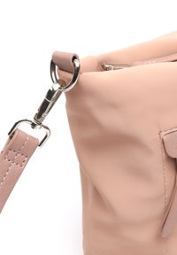 Roza najlonska torba za rame s teksturiranom površinom, sadrži srebrni metalni kopču i učvršćenje trake od kože.}}}  وجود  ` colour `  , use  data ` final ` .  ( ` summary ` )  .  Or , 