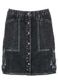 Svart denimkjol med knapprygg, två framfickor och broderade mönster på sidorna. Har en strukturerad passform och texturerad yta.