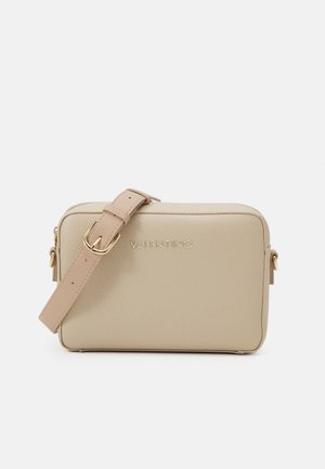 Beżowa torba typu crossbody Valentino z regulowanym paskiem, prostokątnym kształtem i złotym klamrą na jednolitym tle.