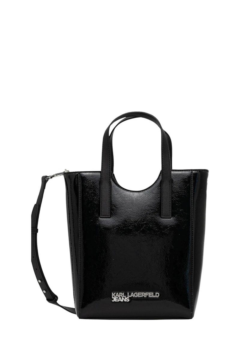 Sac fourre-tout noir brillant avec deux poignées supérieures, une bandoulière réglable et un logo argenté "KARL LAGERFELD JEANS" sur le devant.