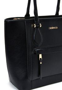 Sac tote en cuir noir avec texture lisse, accents en matériel doré et logo. Il dispose d'une fermeture zippée et d'une poche extérieure avec détail de sangle.