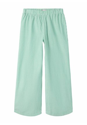 Pantalon large à rayures verticales vert clair et blanc avec taille élastique.