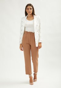 INFLUENCER CARROT  - Pantalon classique - camel
