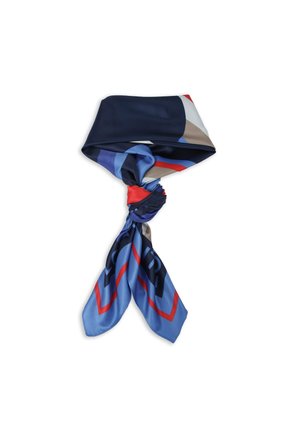 Pañuelo de seda con un patrón geométrico en azul marino, azul claro, rojo y beige; nudo retorcido en el centro; textura suave.