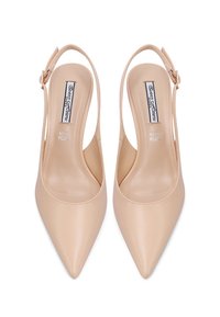 Tacones slingback de piel beige con punta afilada, textura suave y correa ajustable, con un branding sencillo en la plantilla.