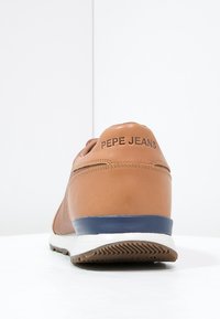 Pepe Jeans Tenisky - dark brown
