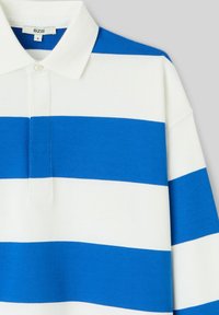 Polo à manches longues avec larges rayures horizontales bleu et blanc et un col blanc, taille petite.