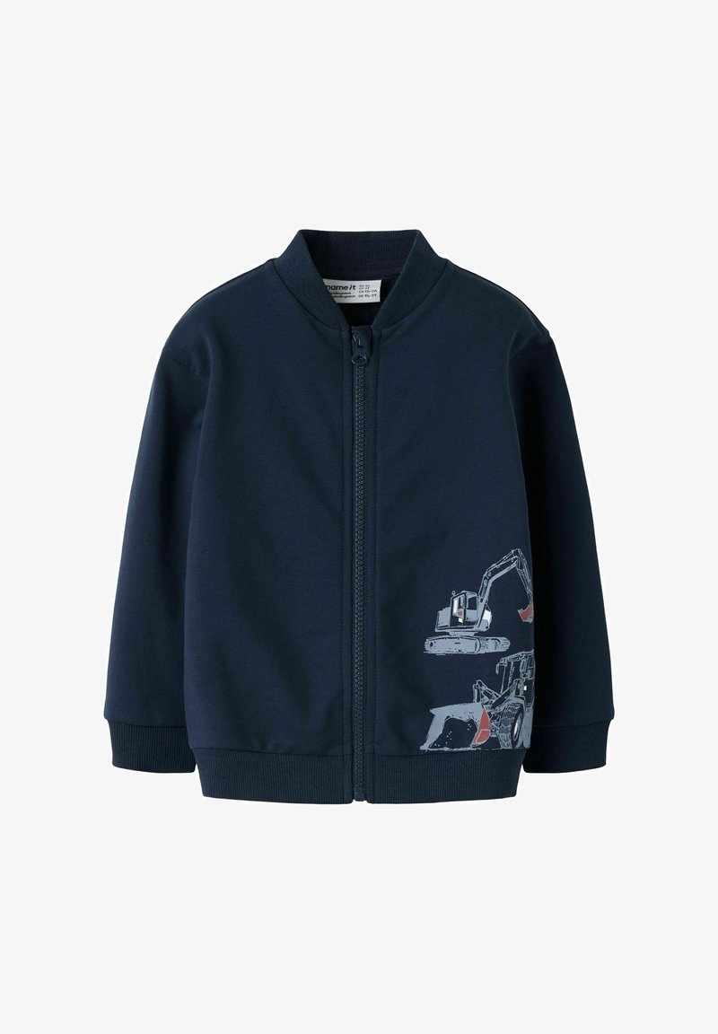 Jūras zila zipa jaka, kas izgatavota no gludas auduma. Uz apakšējās priekšpuses ir būvtransporta grafika. Ribota apkakle un piedurknes.