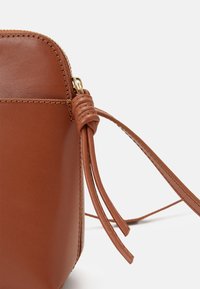 Zign LEATHER - Mala a tiracolo - cognac