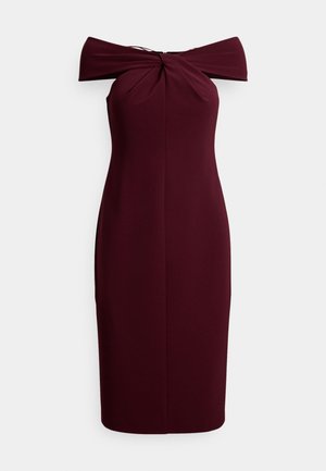 Burgundi punane õlast paljastav kleit, valmistatud venivast kangast, millel on kogutud kaelusepöörde detail ja keha järgnev siluett, põlveni ulatudes.