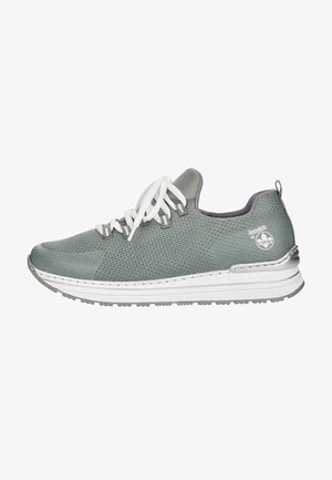 Zapatilla deportiva de malla gris claro con cordones blancos, suela blanca acolchada, detalle plateado en el talón y logotipo de la marca en el lateral.