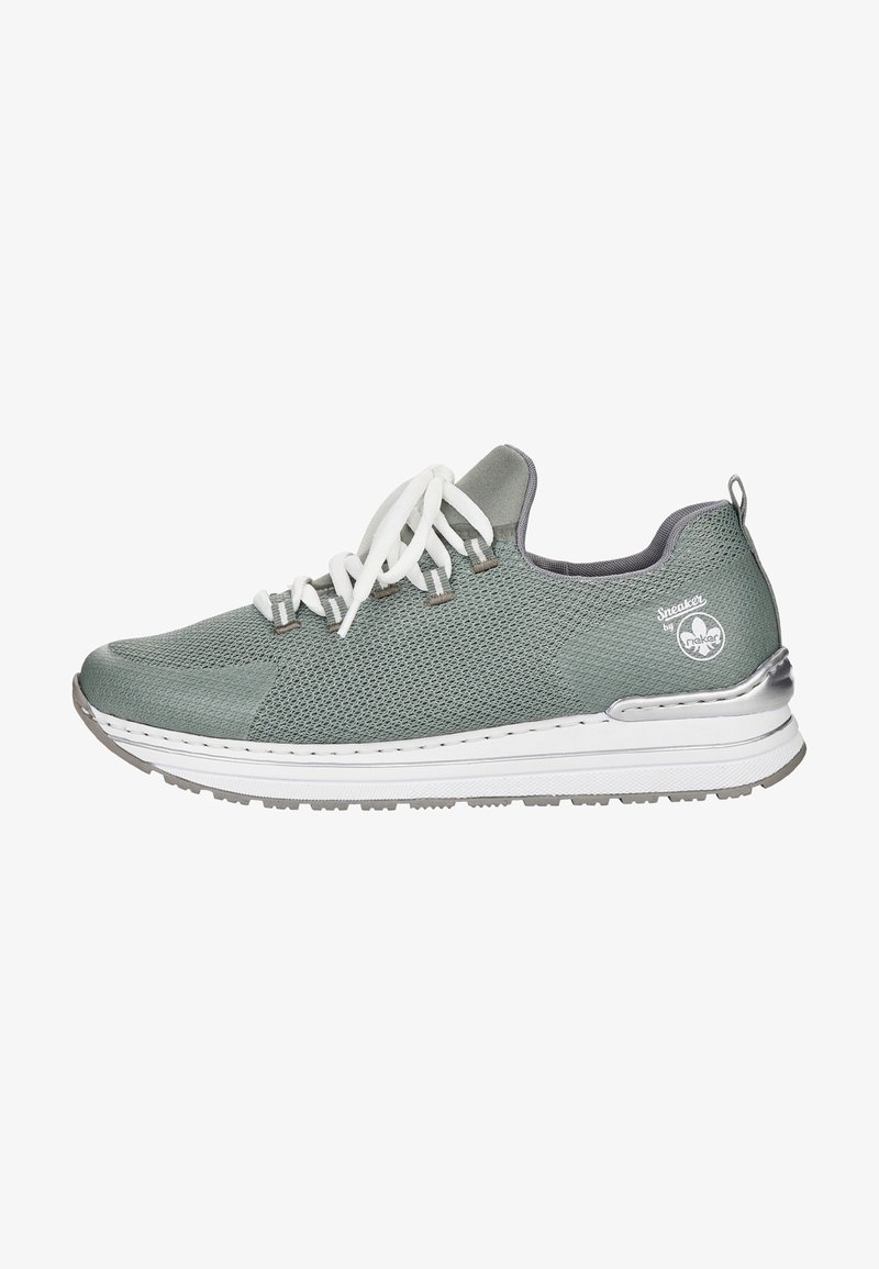 Baskets en maille gris clair avec lacets blancs, semelle blanche rembourrée, accent argenté au talon et logo de la marque sur le côté.