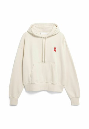 Cremefarbener Hoodie aus weichem Stoff, mit einer vorderen Tasche und einem kleinen roten Logoakzent auf der linken Brust.