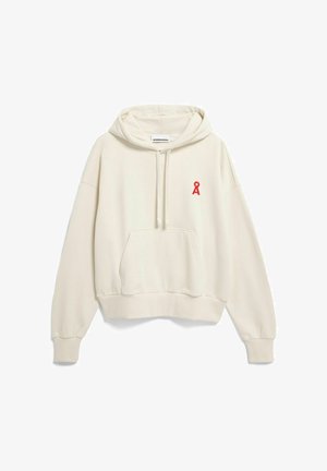 Cremefarbener Hoodie aus weichem Stoff, mit einer vorderen Tasche und einem kleinen roten Logoakzent auf der linken Brust.