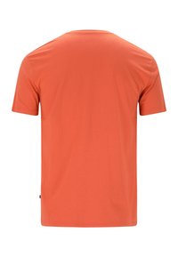 Kortärmad t-shirt med rund halsringning i en solid korallfärg, tillverkad av mjukt bomullsmaterial med en slät yta och utan synliga mönster eller accenter.