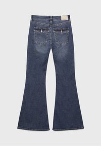 Ciemnoniebieskie dżinsy dzwonowate wykonane z denimu, z klasycznym pięciokomorowym wzornictwem, srebrnymi detalami i teksturowanym wykończeniem.