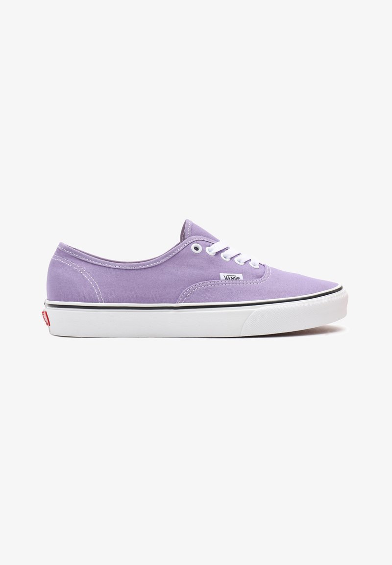 Baskets Vans basses profil en lavande avec lacets blancs, semelle blanche, bande noire et logo rouge au talon sur fond blanc.