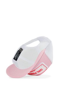 Kepure ar rozā malu un sietu aizmugurē. Uz baltas paneļa rakstīts "GIRL POWER" sarkanā krāsā. Aizmugurē regulējama ar plastmasas siksnu.
