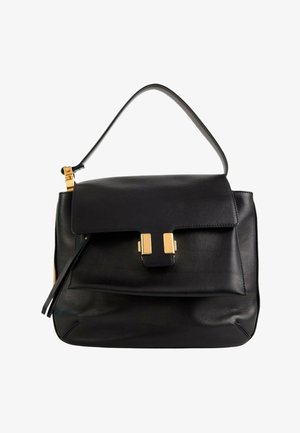 Sac à main en cuir noir avec rabat, fermoir rectangulaire doré, une poignée courte et un détail pompon sur le côté.