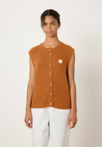 Gebrande oranje mouwloze gebreide vest met een getextureerde afwerking, voorzien van een ronde halslijn, knoopsluiting aan de voorkant en een klein roze labelaccent.