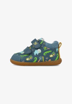 Zapatos infantiles en azul oscuro con estampados de animales, que cuentan con una suela de goma texturizada, duales correas de velcro y un forro de tela suave.