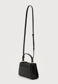 Μαύρη δομημένη τσάντα χεριού με κοντό χερούλι και μακρύ ρυθμιζόμενο λουρί ώμου, που διαθέτει χρυσές λεπτομέρειες και εξωτερική τσέπη.