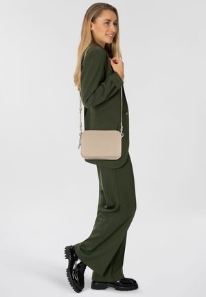 Beige Umhängetasche aus glattem Leder, mit rechteckiger Form, verstellbarem Tragegurt und dezentem Logo-Detail.