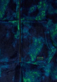 Mikina na zips z fleecu s námořnicko-modrým a zeleným tie-dye vzorem, šitá kapsa a logo "TEAM NO SLEEP" vo zelenej farbe na prednej strane.