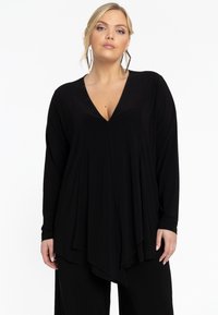Zwarte lange mouwen top met een v-hals, lichtgewicht stof en een asymmetrische zoom. Kenmerkt zich door een zachte draping en een relaxte pasvorm.