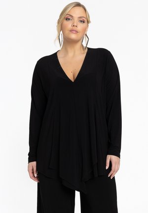 Zwarte lange mouwen top met een v-hals, lichtgewicht stof en een asymmetrische zoom. Kenmerkt zich door een zachte draping en een relaxte pasvorm.