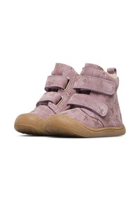 Stivaletti alla caviglia in suede rosa con due cinturini in Velcro, suola in gomma beige testurizzata e delicato motivo di farfalle dorate sulla superficie superiore.