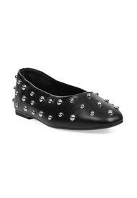 Bailarinas de cuero negro con punta redondeada y adornadas con tachuelas metálicas en toda la superficie. Suela plana con altura mínima del tacón.