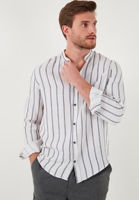 REGULAR FIT - Camicia - black