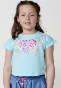 Svjetloplava skraćena majica kratkih rukava s dizajnom srca koja se sastoji od ružičastih i zlatnih srca te ilustracijama krila u zlatnoj boji.