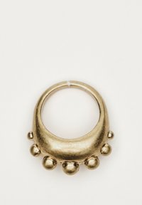 Goldfarbener, glatter Metallring mit einer abgerundeten Oberseite und fünf erhabenen, kugelförmigen Akzenten entlang der Unterseite. Einfaches, modernes Design.