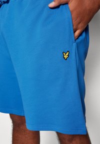 Lyle & Scott Kratke hlače - spring blue