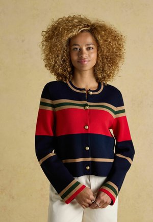 Gestreifte Strickjacke in Marineblau, Rot und Beige, mit goldfarbenen Knöpfen, rundem Ausschnitt und kontrastierenden Bündchen mit grünen Akzenten.