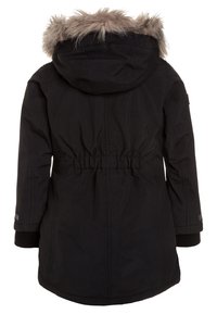Parka negra con capucha de piel sintética, cintura ajustada, puños acanalados y un acabado suave. Presenta un corte recto y un diseño sencillo.