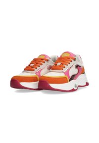 Färgglada sneakers med orange, rosa och gräddfärgade material, en kraftig sula, meshpaneler och kontrasterande snören. Strukturella accenter genomgående.