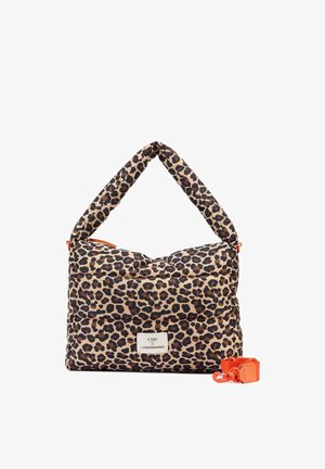 Gepolsterte Handtasche im Leopardenmuster mit einem breiten Griff und abnehmbarem orangem Trageriemen, der daneben auf einem weißen Hintergrund liegt.