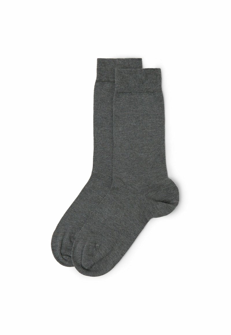 Grå bomuldsblandingsstrømper, crew-længde med ribbede kanter, blød tekstur og glat overflade. Ingen fremtrædende mønstre eller hardware.