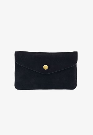Pochette en suédine noire en forme d'enveloppe avec une texture douce, fermeture à rabat incurvé et un accent de bouton circulaire doré au centre.
