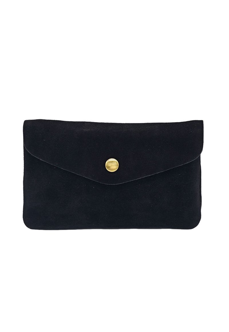 Pochette en suédine noire en forme d'enveloppe avec une texture douce, fermeture à rabat incurvé et un accent de bouton circulaire doré au centre.