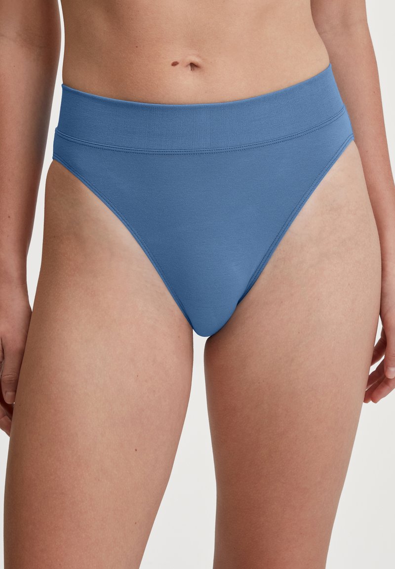 Blauwe high-waisted bikini onderkant van rekbare stof, met een gladde textuur, een minimalistisch ontwerp en uitsparingen aan de zijkanten.