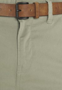 TOM TAILOR DENIM SLIM WITH BELT - Vászonnadrágok - greyish shadow olive